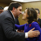 Santamaría y Junqueras se saludan antes de empezar la reunión del Consejo de Política Fiscal y Financiera.-AGUSTIN CATALAN