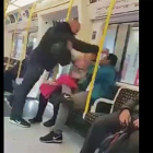 Agresión racista en el metro de Londres.-YOUTUBE