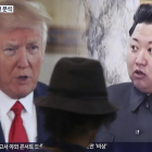 Un hombre mira en una televisión de un escaparate de Seúl un programa que habla de la crisis entre EEUU y Corea del Norte. /-AP / AHN YOUNG-JOON