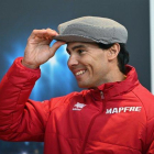 Rafael Nadal bromea con una gorra de chulapo.-EFE / FERNANDO VILLAR