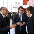 El presidente autonómico del PP, Alfonso Fernández Mañueco, conversa con el presidente del PP de Valladolid, Ramiro Ruiz Medrano (I), y con el gerente del PPCyL, Pedro Viñarás, durante los Premios Castilla y León 2016 y de la Medalla de Oro a la Usal.-ICAL