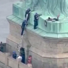 Detenida una mujer tras pasar varias horas encaramada a la Estatua de la Libertad.-/ JOSÉ ROMERO (AFP / VÍDEO: ATLAS)