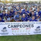 Los jugadores del VRAC Quesos Entrepinares celebran su victoria ante la Santboiana en la Supercopa 2017.-J. M. LOSTAU