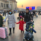 Viajeros en la Estación Central de Ferrocarril de Pekín que regresan a sus lugares de origen para pasar el Año Nuevo Chino.-EFE
