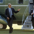 Obama sale del helicóptero para regresar a la Casa Blanca, el viernes.-Foto: EFE / MICHAEL REYNOLDS