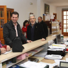 El secretario general del PSOE de Castilla y León y candidato a la Junta, Luis Tudanca (C), junto al alcalde de Saldaña, Miguel Nozal (D), en las oficinas del Ayuntamiento de Saldaña-Ical