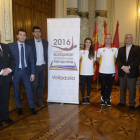 Vladimir Zeman, Jesús Carballo, Alberto Bustos, Elvira Santiago, Guillermo Villa, Fernando Nieto y Leopoldo Cortejoso posan con el cartel delEuropeo.-P. REQUEJO