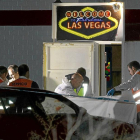 Agentes de la Policía Científica cubren el cadáver del hostelero MarianoEsteban, asesinado en el Club LasVegas el 5 de octubre de 2014.-J. M. LOSTAU