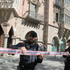 Dos agentes de los Mossos acordonan la zona mientras la Guardia Civil inspecciona la sede del Diplocat, durante un registro el pasado 12 de abril.-ALAN RUIZ TEROL (ACN)