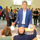 El líder del PP en Badalona, Xavier García Albiol, votando en las elecciones municipales este 26 de mayo.-TWITTER PP BADALONA