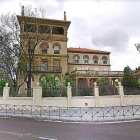 Palacete de antiguas viviendas militares situado en el cruce de Arco de Ladrillo con paseo de Farnesio.-E. M.