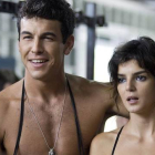 Mario Casas y Clara Lago, en una escena de la película 'Tengo ganas de ti'.-