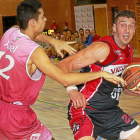 Sergio de la Fuente juega en el poste bajo ante el universitario Puebla.-J.M.LOSTAU