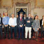 Los consejeros de Fomento y Medio Ambiente, Juan Carlos Suárez-Quiñones, y de Educación, Fernando Rey, firman junto a los representantes de las empresas de transporte.-RUBÉN CACHO/ ICAL