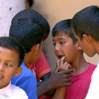 Un grupo de niños del programa ‘Vacaciones en Paz’ charlan en Pimentel.-ICAL