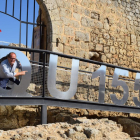 Jesús de la Iglesia, a la entrada del castillo de Villagarcía de Campos, junto al logotipo del proyecto QU1554, que ha logrado consolidar los restos de la fortaleza, hoy visitable.-ARGICOMUNICACIÓN