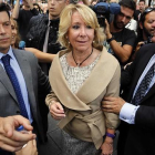 La presidenta del PP de Madrid, Esperanza Aguirre, en los juzgados de Plaza Castilla, junto a Beltrán Gutierrez Moliner (derecha).-AGUSTÍN CATALÁN