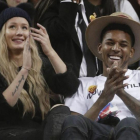 La rapera y modelo Iggy Azalea y su novio, el jugador de Los Angeles Lakers Nick Young, en enero del 2015.-AFP