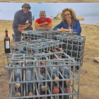Los hermanos Luis, Enrique y Almudena Castelló con las botellas recién extraídas del agua.-L.P.