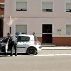 Un coche de la Guardia Civil ante la vivienda donde ocurrieron los hechos, ayer en Peñafiel.-LA 8 TELEVISIÓN