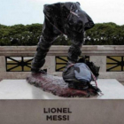 Así ha aparecido la estatua de Leo Messi en buenos aires después de ser mutilada.-TWITTER