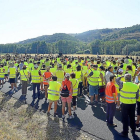 Un grupo de personas se concentra y corta la N-I a la altura de Prádanos de Bureba.-ICAL