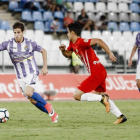 Hervías se lleva el balón ante el marcaje de Fran en un contraataque del Valladolid.-LOF