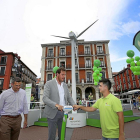 El alcalde de Valladolid, Óscar Puente, y el jefe de Negocio de Iberdrola, Javier Bermejo, durante la presentación del molino eólico, ayer en la Plaza Mayor.-ICAL