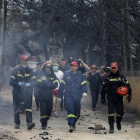 Un grupo de bomberos en una calle de Mati. /-AP / THANASSIS STAVRAKIS