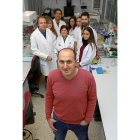 Raúl Muñoz, profesor e investigador de la Universidad de Valladolid, rodeado de sus compañeros.-J. M. LOSTAU