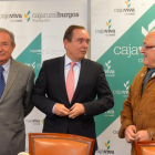 Ramón Sobremonte,director General de Cajaviva Caja Rural, José Luis Herrero (I), presidente de Banco de Alimentos de Burgos, y Miguel Ángel López, vicepresidente de Banco de Alimentos de Burgos.-ICAL