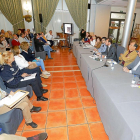 Puente se dirigea los vecinos en la asamblea abierta.-J. M. LOSTAU