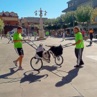 Dos jóvenes manejan dos carretillas astadas durante el encierro de carretones celebrado ayer en Tudela.-EL MUNDO