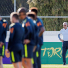 Tite observa a sus jugadores durante uno de los entrenamientos en Portugal.-EPA/LUSA