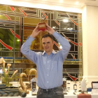 Rubén Santos, campeón de la Semana Internacional de la Trucha de León, alza su trofeo.-LEONARDO DE LA FUENTE