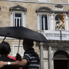 La pancarta a favor de los políticos presos, en el balcón del Palau de la Generalitat.-ALBERT BERTRAN