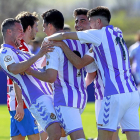 Los jugadores blanquivioleta felicitan a Miguel tras su primer gol de la tarde.-J.M. LOSTAU
