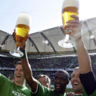 Jugadores del VfL Wolfsburg alemán celebran su triunfo en la liga de fútbol alemana con cervezas, en mayo del 2009-REUTERS / THOMAS BOHLEN