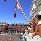 Algunos de los niños saharauis del programa ‘Vacaciones en paz’ contemplan la Plaza Mayor desde el balcón delAyuntamiento.-ICAL