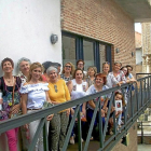 Participantes de uno de los dos clubs de lectura de Medina en una foto de familia antes del paréntesis estival.-EL MUNDO