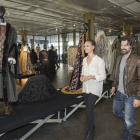 Los actores Sancho recorren la muestra del vestuario de ‘Isabel’, en el Museo del Traje de Madrid-El Mundo