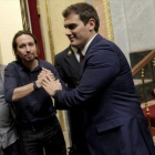 Iglesias y Rivera se saluda, ayer en el Congreso.-JOSÉ LUIS ROCA