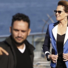 J. A. Bayona, junto a Sigourney Weaver, en San Sebastián, donde presentaron 'Un monstruo viene a verme'.-EFE / JUAN HERRERO