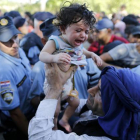 Refugiados en la frontera de Croacia con Serbia.-REUTERS / ANTONIO BRONIC