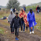 Varios refugiados entran en Hungría por el paso de Röszke, el viernes.-Foto:  EFE / EDVAR MOLNAR