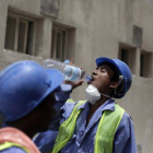 Trabajadores del Nepal en Doha, Qatar, durante un recorrido periodístico organizado por el Gobierno.-Foto: AP