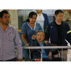 El expresidente peruano Alberto Fujimori saluda a sus simpatizantes junto a su hijo, el congresista Kenji Fujimori, al salir de la Clínica Centenario en Lima.-LUKA GONZALES