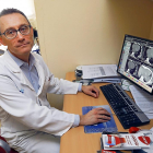 Alberto San Román, jefe de Servicio de Cardiología, en las instalaciones del Hospital Clínico Universitario de Valladolid.-J. M. LOSTAU