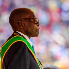 El presidente de Zimbabue, Robert Mugabe, en la celebración del 37 aniversario de la independencia del país.-AFP / JEKESAI NJIKIZANA