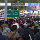 Inmigrantes venezolanos intentado entrar a Ecuador desde Colombia.-EFE